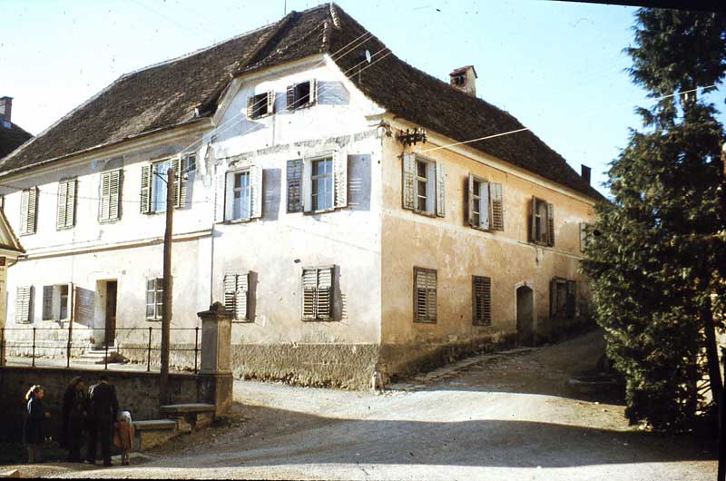 Alte Pfarrschule am Weizberg, heute Kaufhaus und Cafe Loder